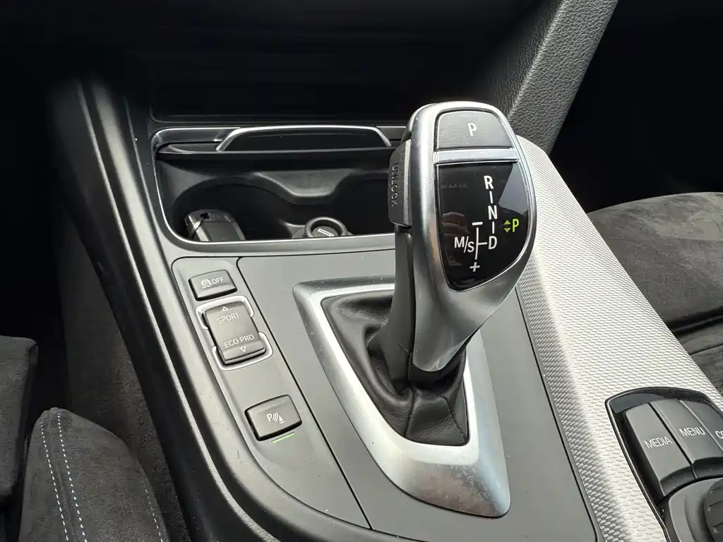 BMW 3 Series 2018 — фото 15