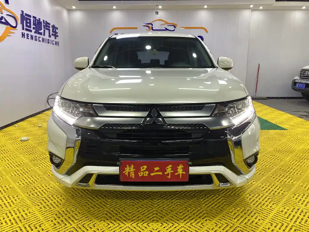 Mitsubishi Outlander 2021 — фото 2
