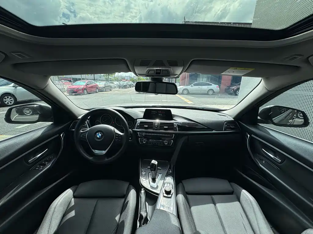 BMW 3 Series 2018 — фото 18