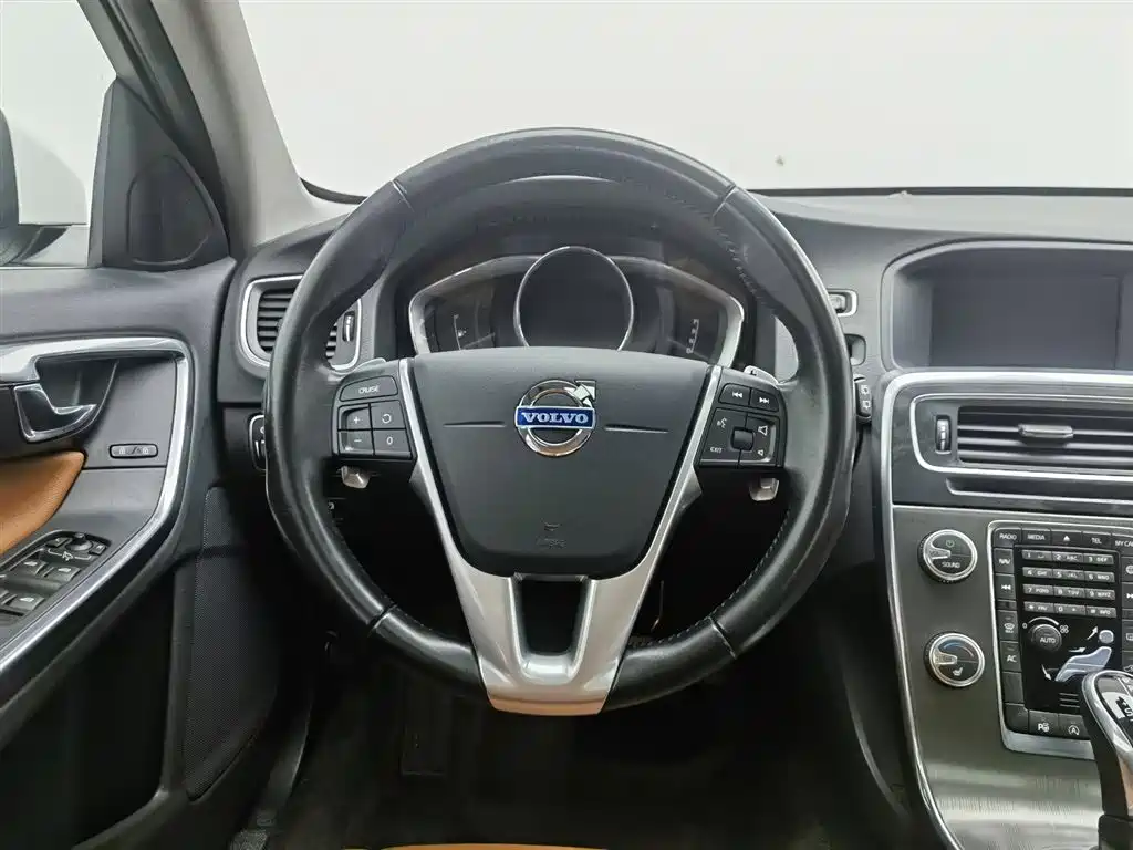 Volvo V60 2016 — фото 11