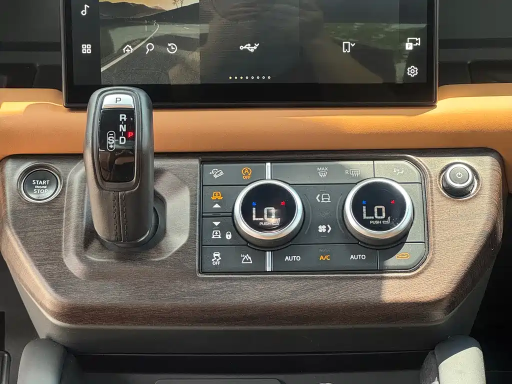 Land Rover Defender 2023 — фото 11