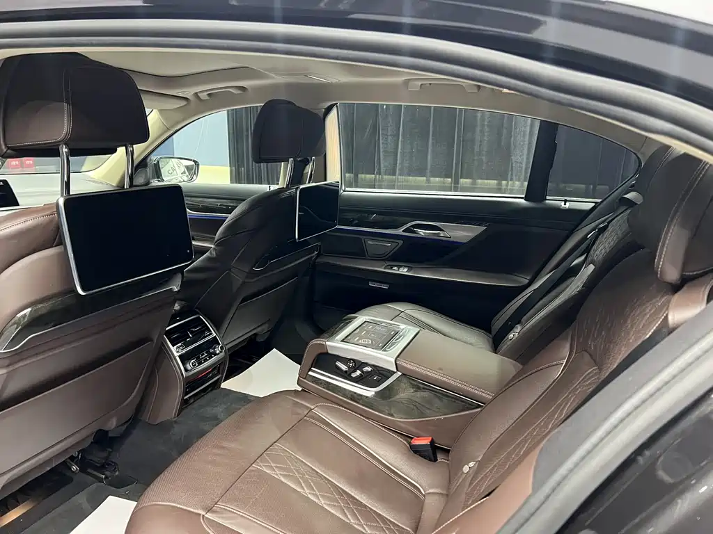 BMW 7 Series 2016 — фото 10