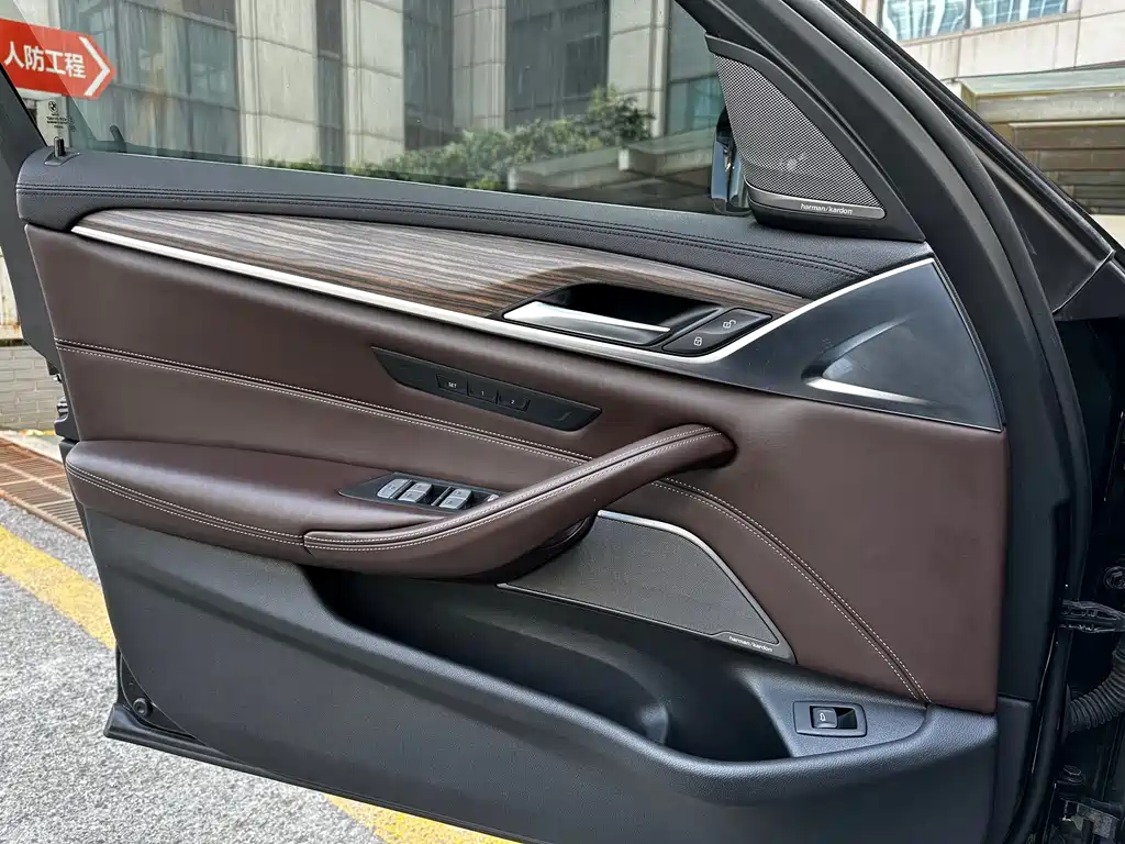 BMW 5 Series 2018 — фото 15