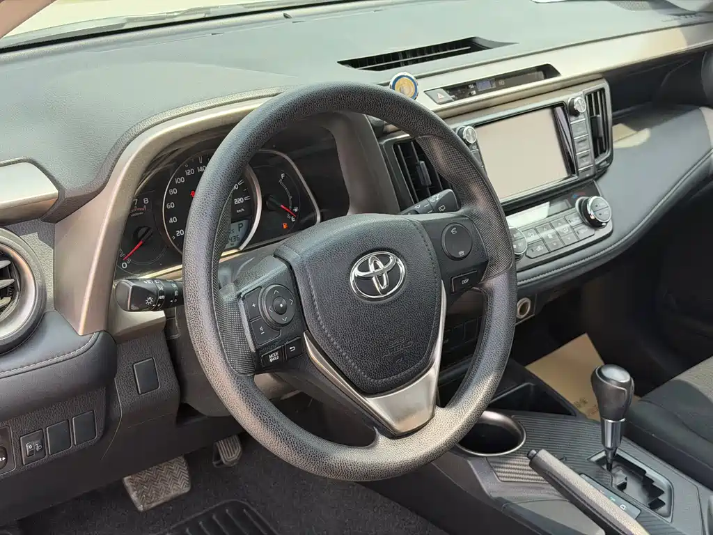 Toyota RAV4 2016 — фото 8