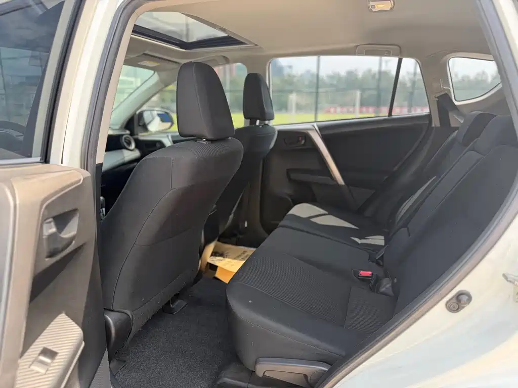 Toyota RAV4 2016 — фото 12