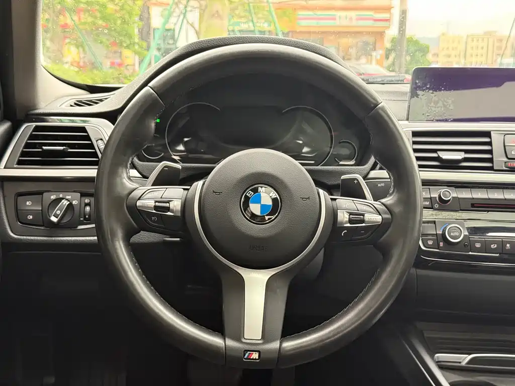 BMW 3 Series 2019 — фото 10