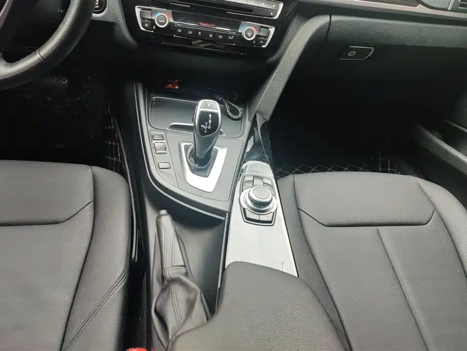 BMW 3 Series 2018 — фото 16