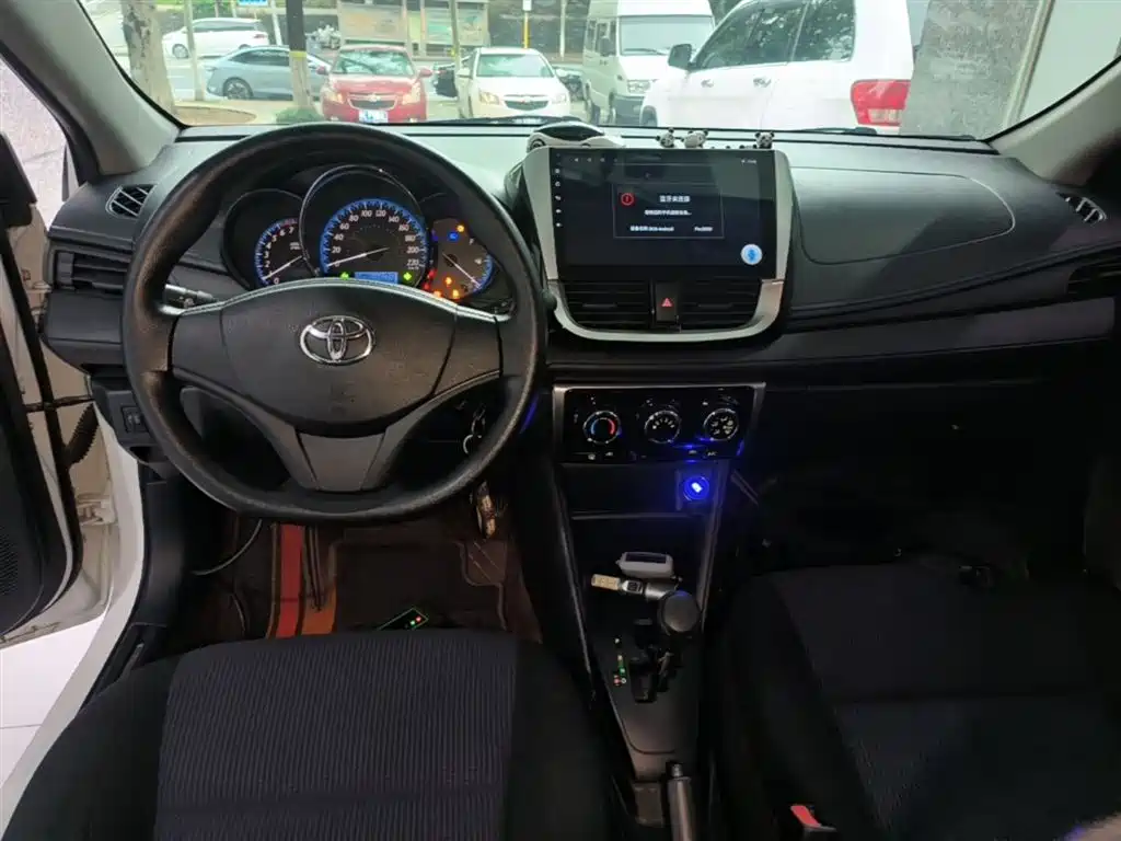 Toyota Yaris L 2017 — фото 10