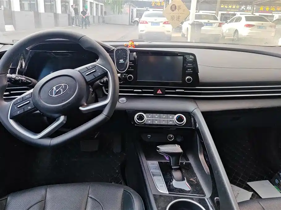 Hyundai Elantra 2023 — фото 12