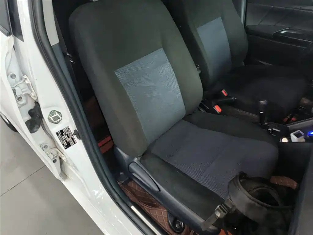 Toyota Yaris L 2017 — фото 25