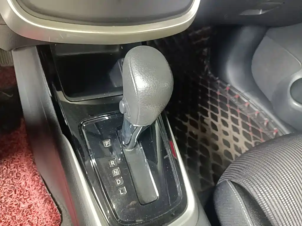 Nissan Tiida 2017 — фото 14