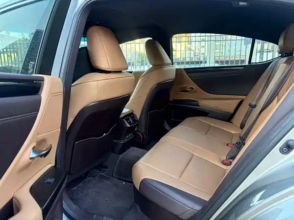 Lexus ES 2021