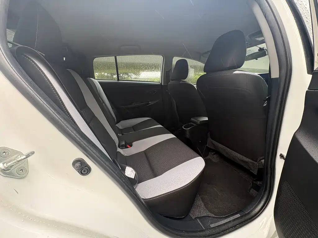 Toyota Yaris L 2022 — фото 16