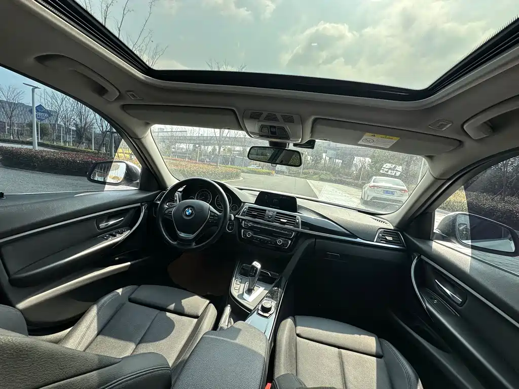BMW 3 Series 2018 — фото 12