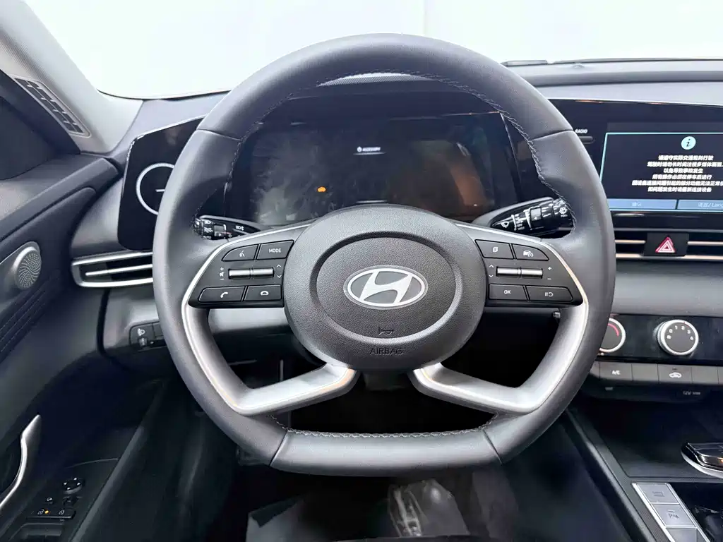 Hyundai Elantra 2023 — фото 12