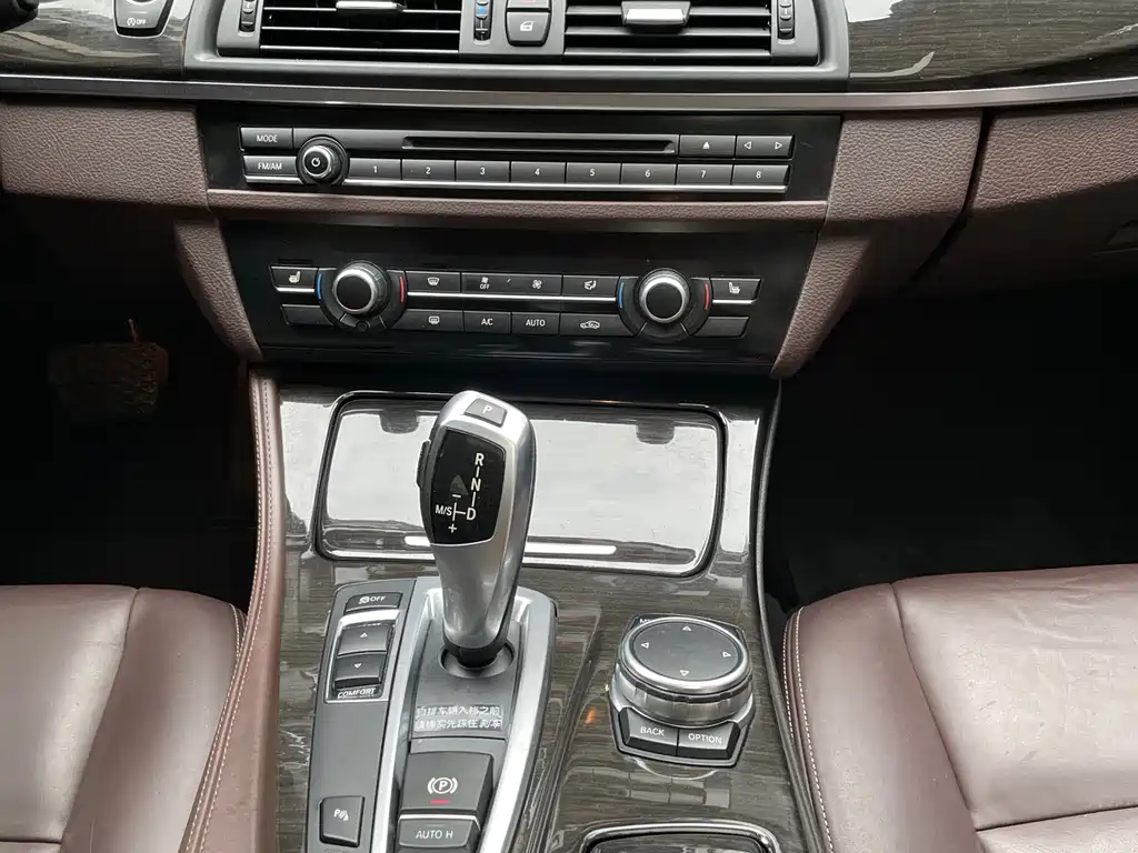 BMW 5 Series 2015 — фото 18