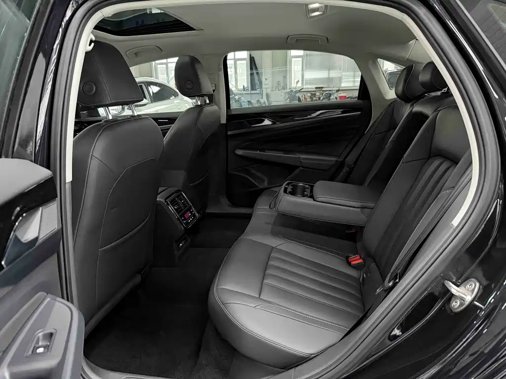 Volkswagen Passat 2023 — фото 15