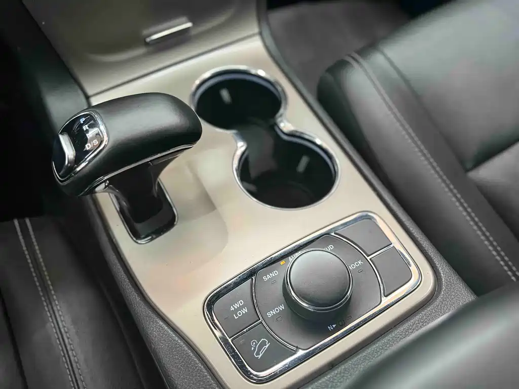 Jeep Grand Cherokee 2015 — фото 14
