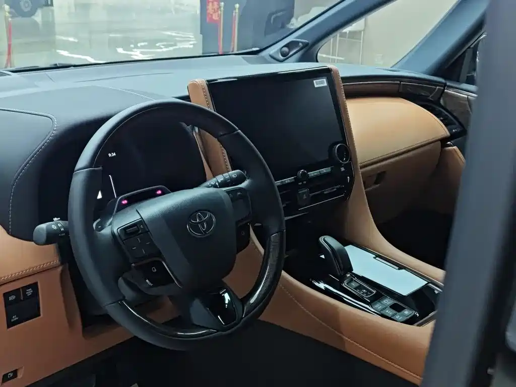 Toyota Alphard — фото 13