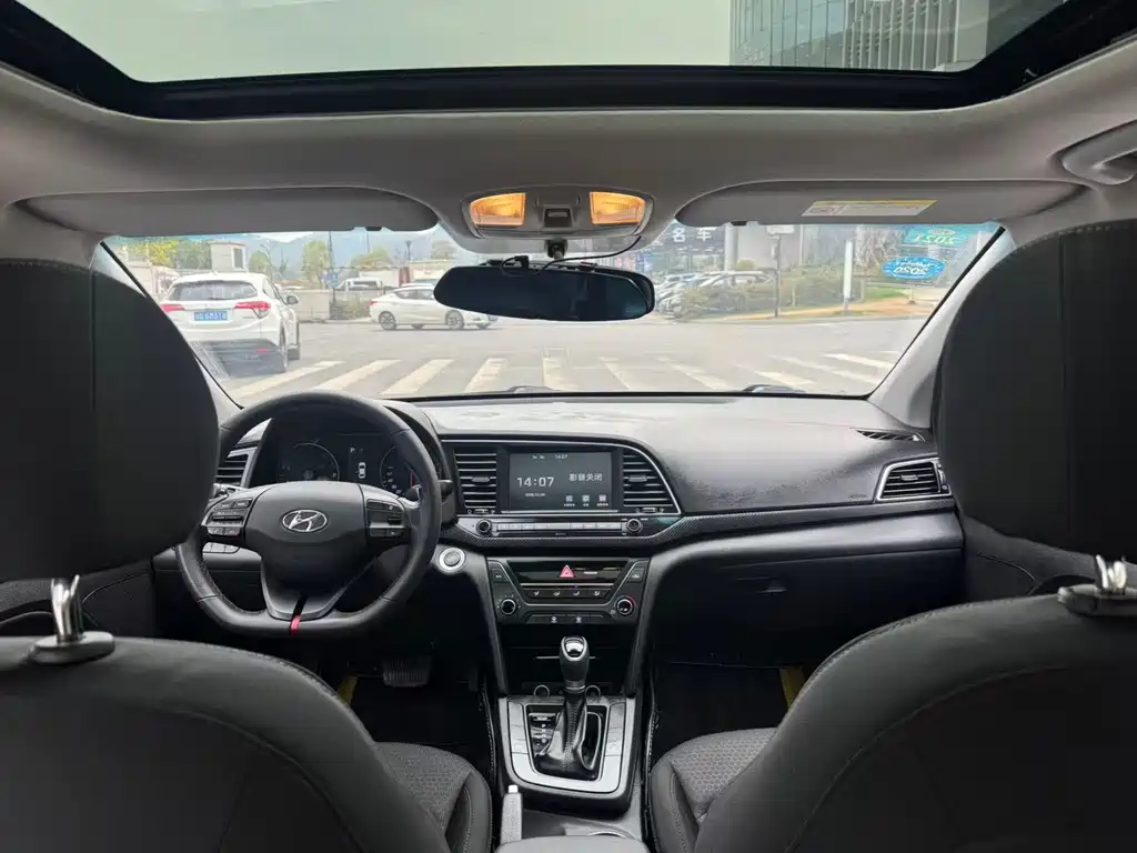 Hyundai Elantra 2019 — фото 9