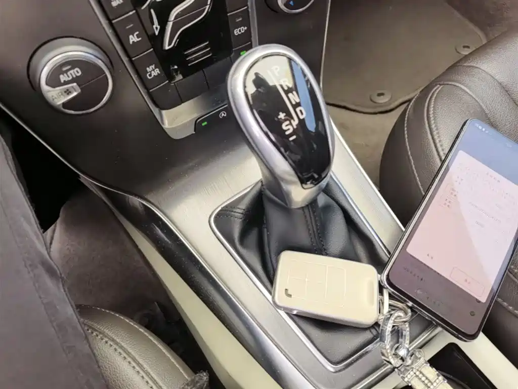 Volvo V40 2016 — фото 14
