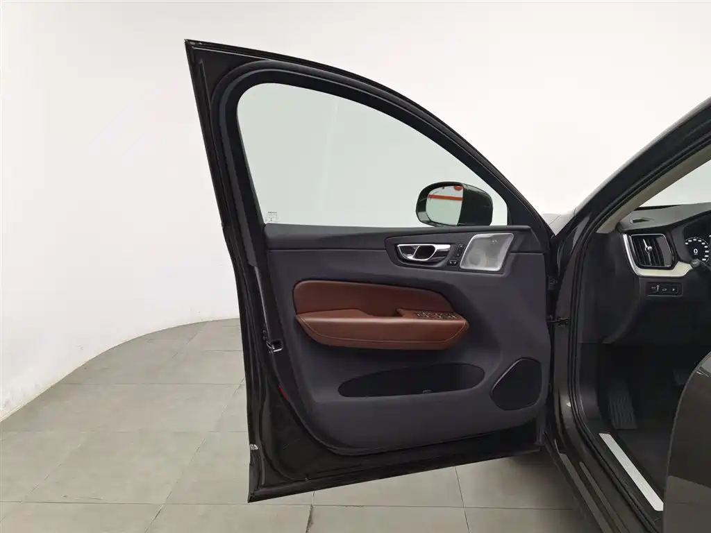 Volvo XC60 PHEV 2020 — фото 8