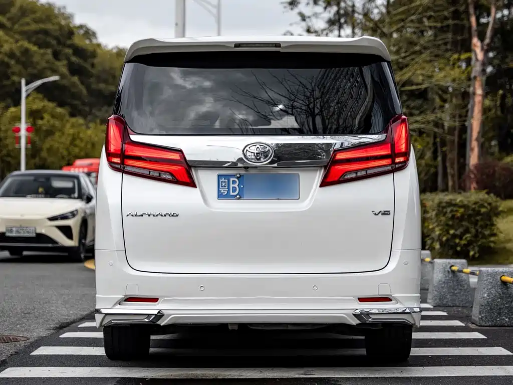 Toyota Alphard 2017 — фото 11