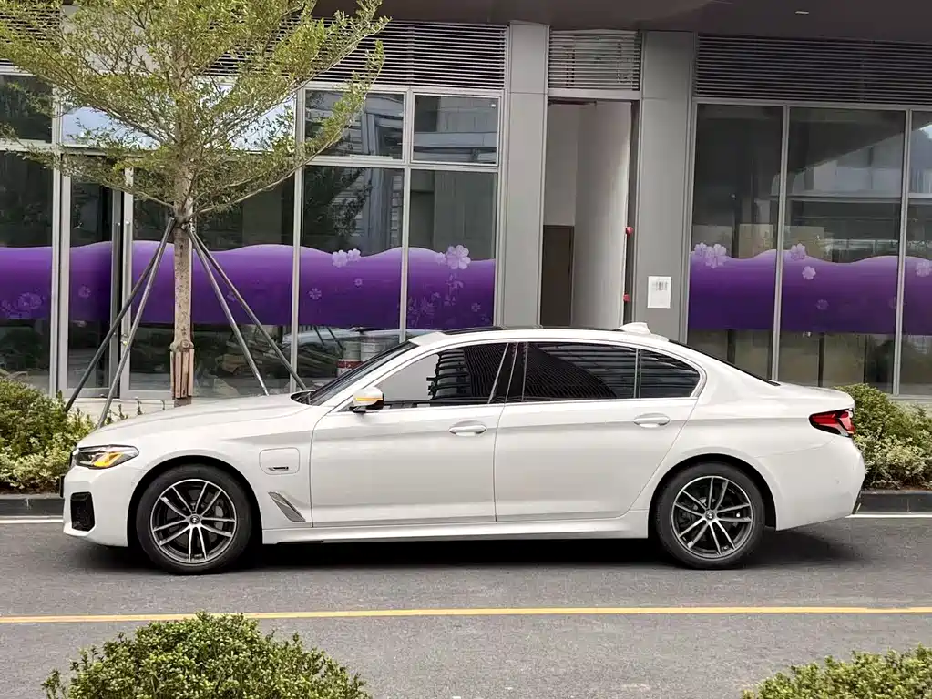 BMW 5 Series New Energy 2022 — фото 3