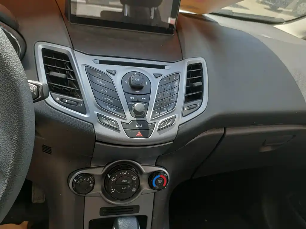 Ford Fiesta 2015 — фото 12