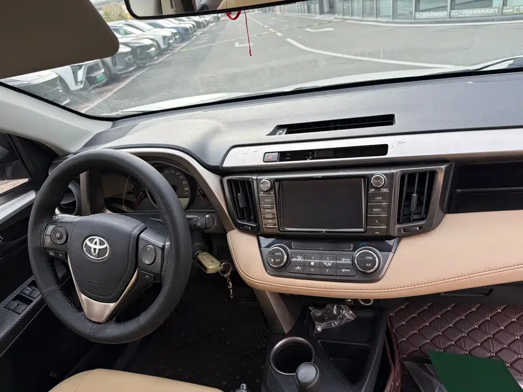 Toyota RAV4 2015 — фото 18