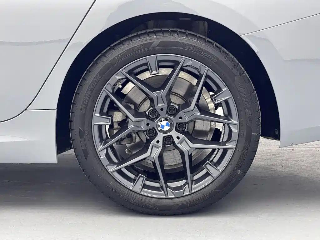 BMW 3 Series 2025 — фото 17