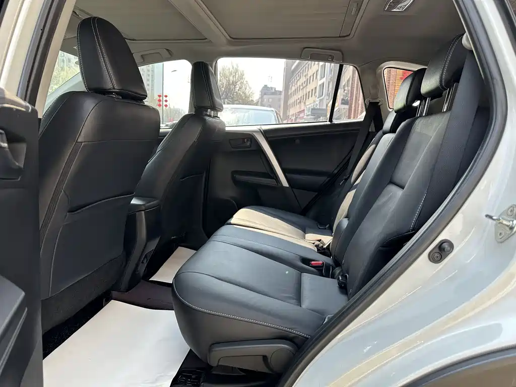 Toyota RAV4 2017 — фото 15