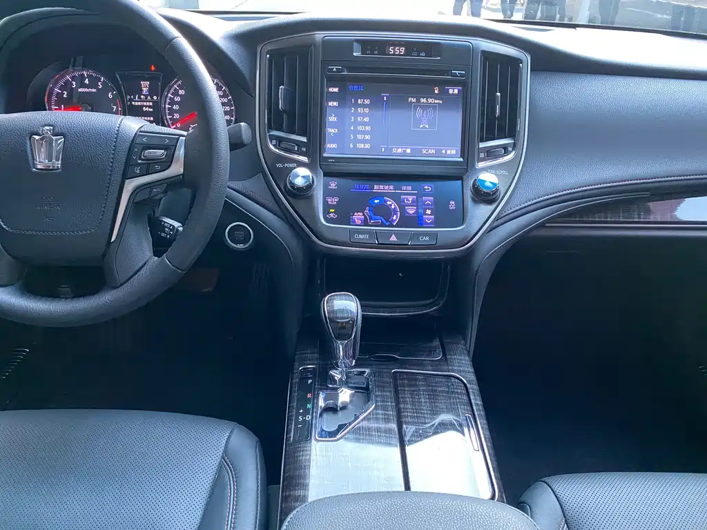 Toyota Crown 2017 — фото 13
