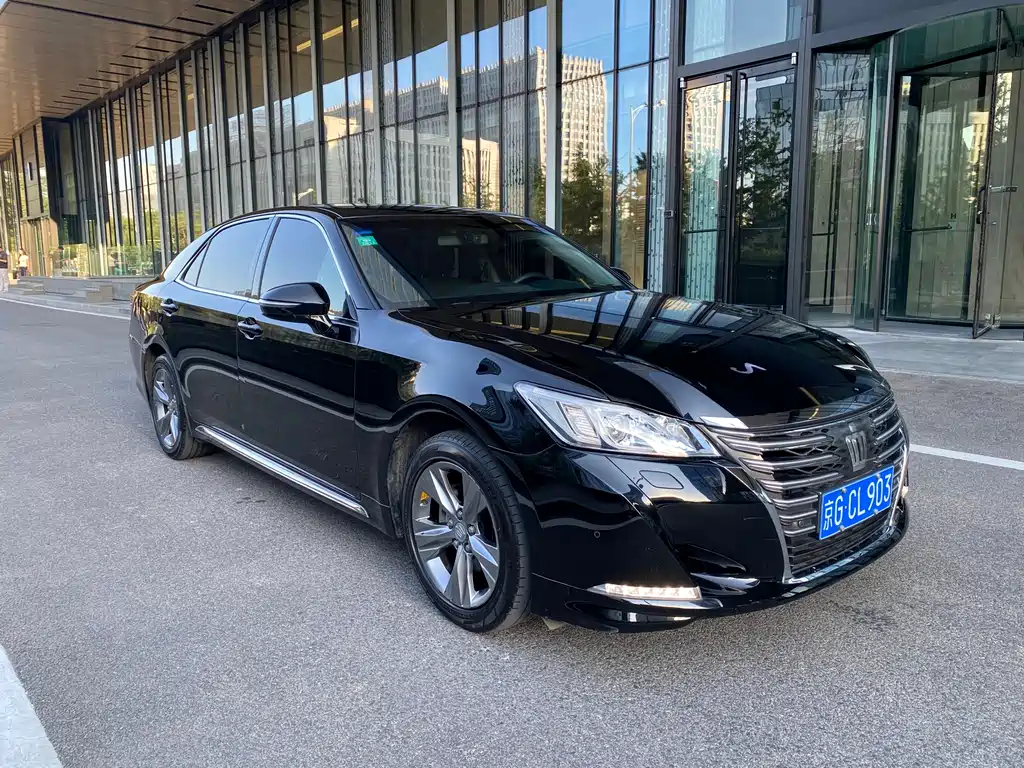 Toyota Crown 2017 — фото 2