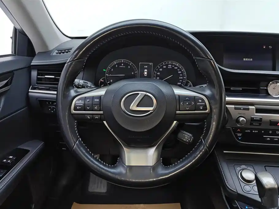 Lexus ES 2018 — фото 15