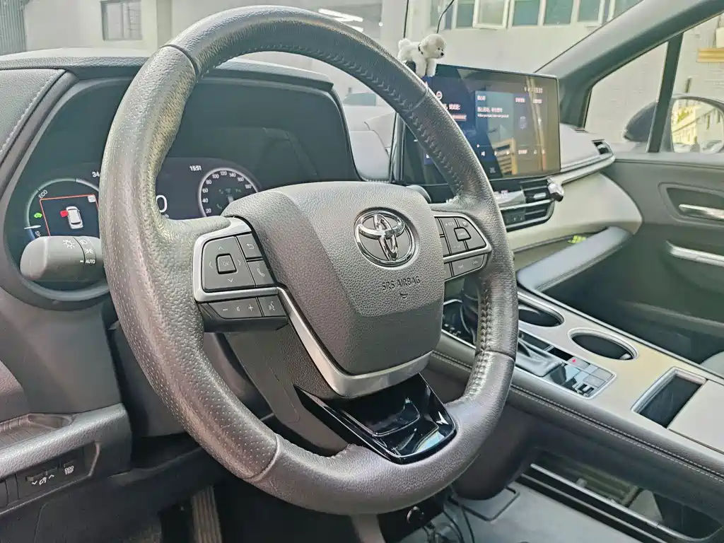 Toyota Granvia 2023 — фото 13