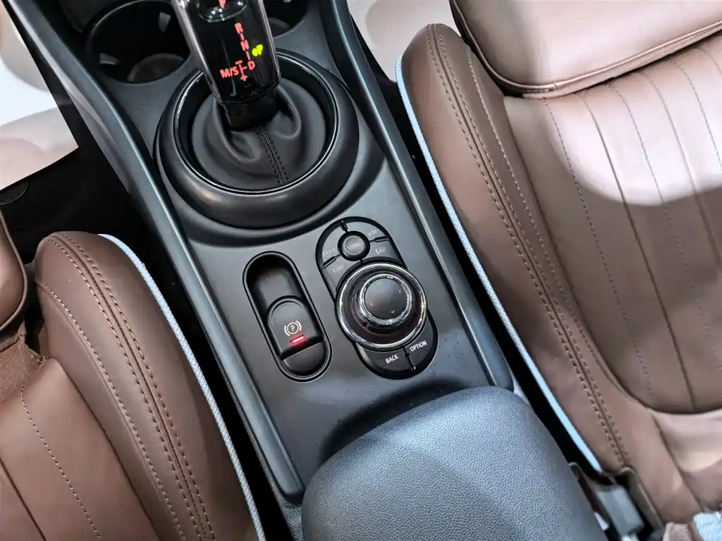 MINI Clubman 2024 — фото 13