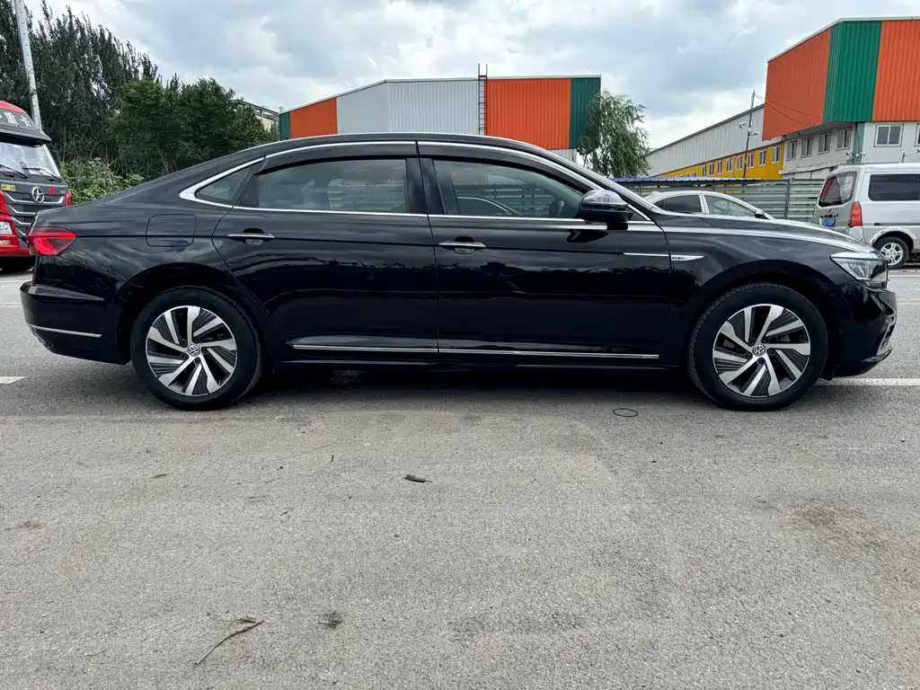 Volkswagen Passat Plug-In Hybrid 2019 — фото 8