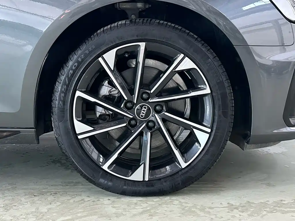 Audi A4L 2023 — фото 14