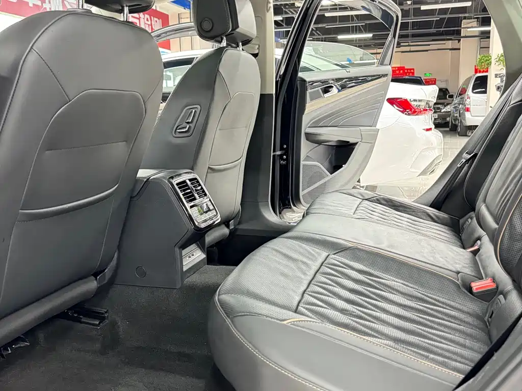 Volkswagen Passat Plug-In Hybrid 2019 — фото 16