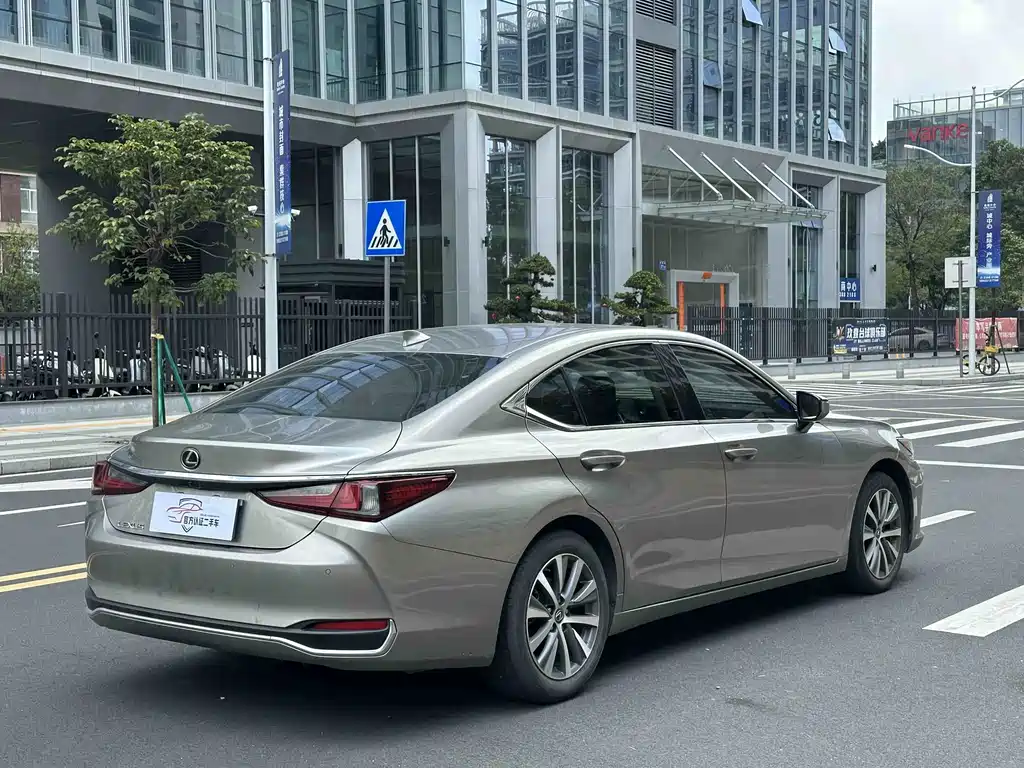 Lexus ES 2019 — фото 13