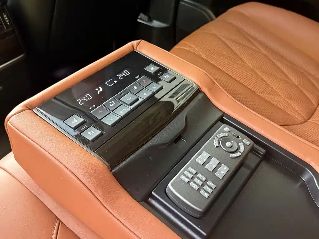 Lexus LX 2019 — фото 17