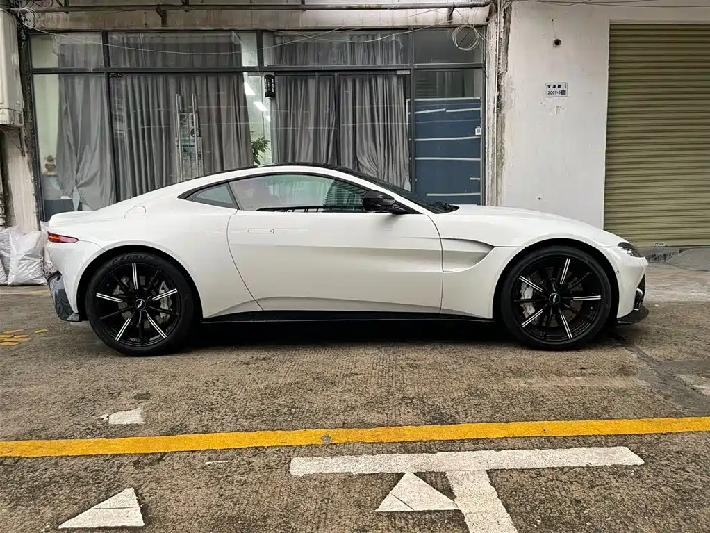 Aston Martin V8 Vantage 2019 — фото 6