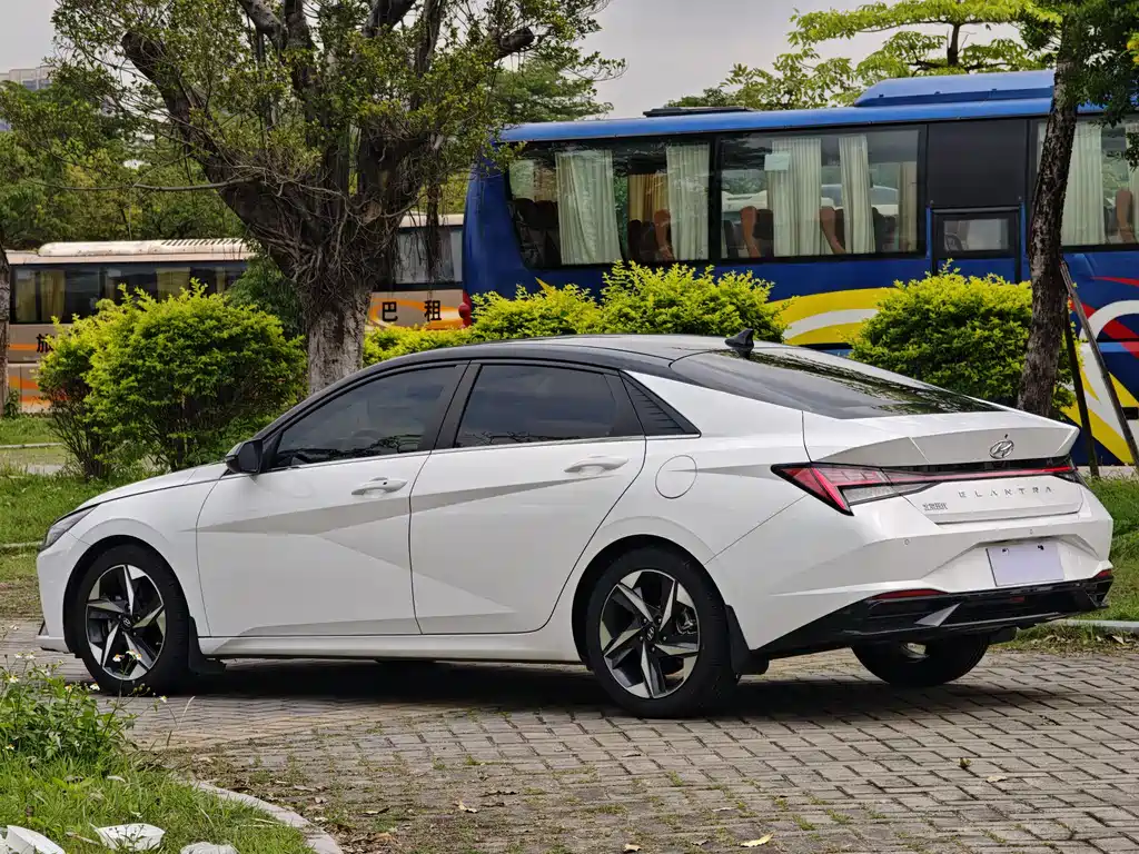 Hyundai Elantra 2022 — фото 17