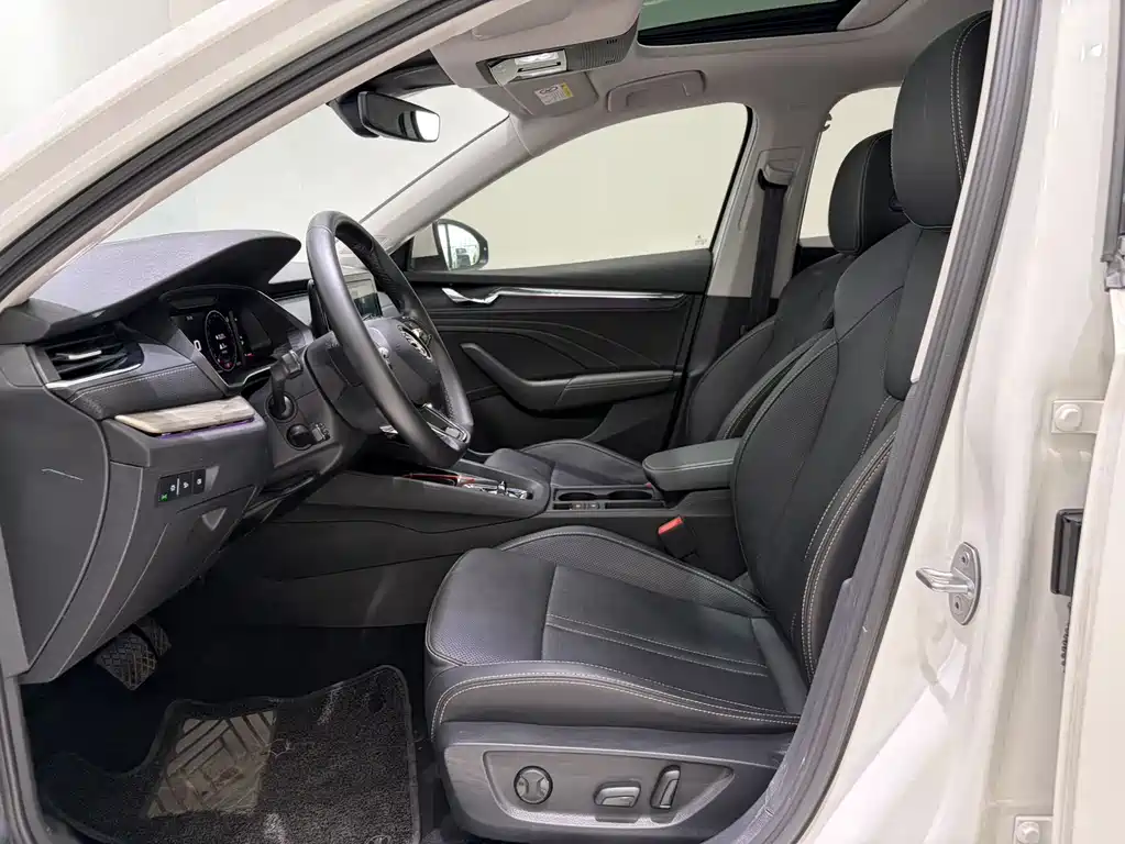 Skoda Octavia 2023 — фото 12