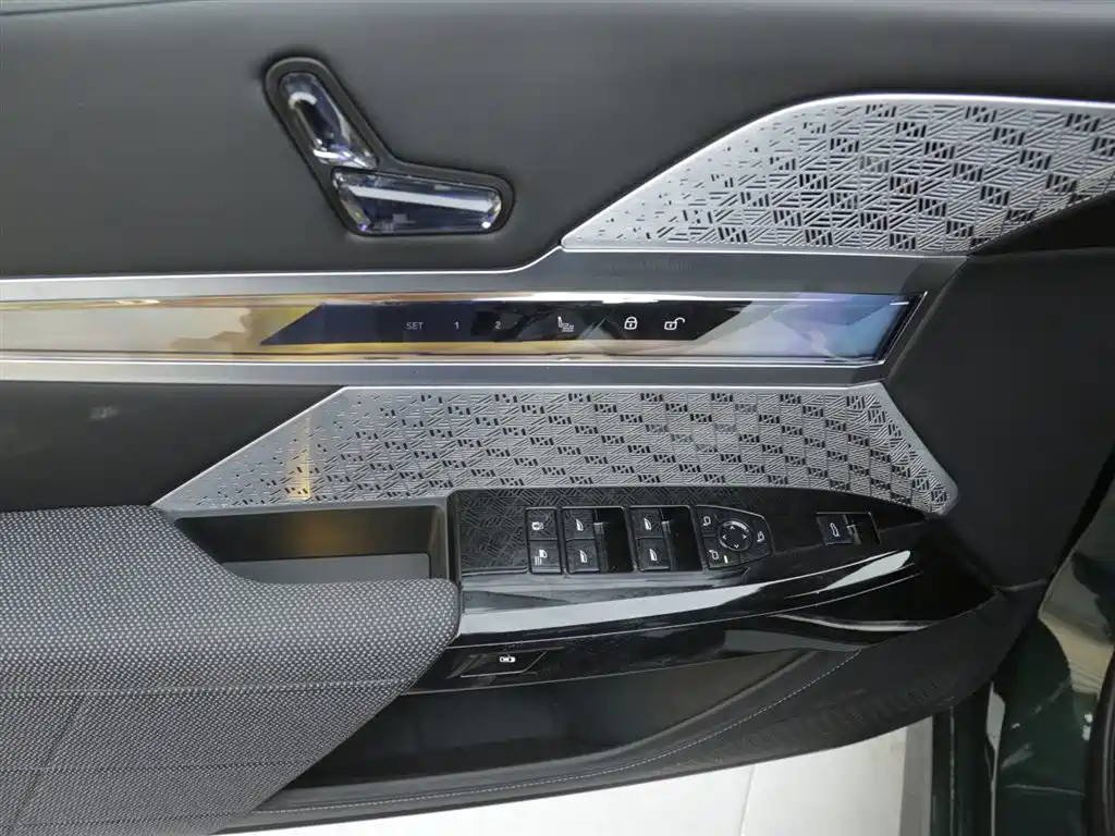 BMW i7 M70L 2023 — фото 10