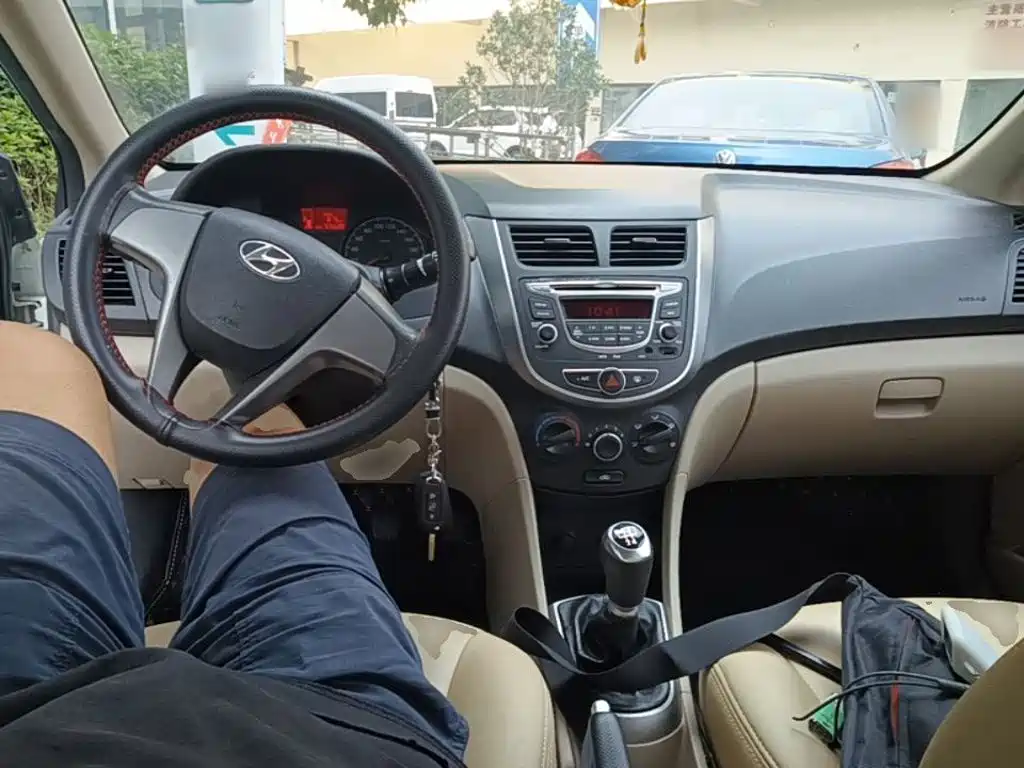 Hyundai Accent 2015 — фото 10