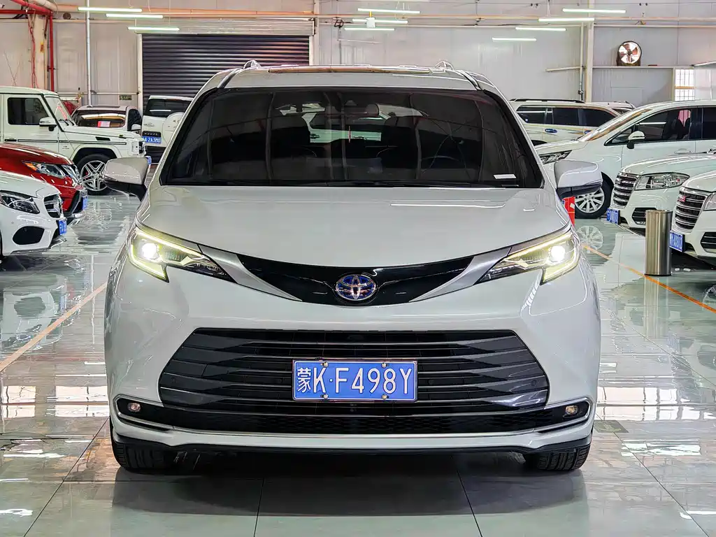 Toyota Sienna 2023 — фото 1