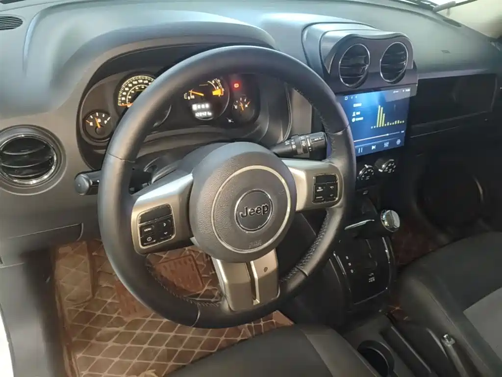 Jeep Patriot 2015 — фото 11