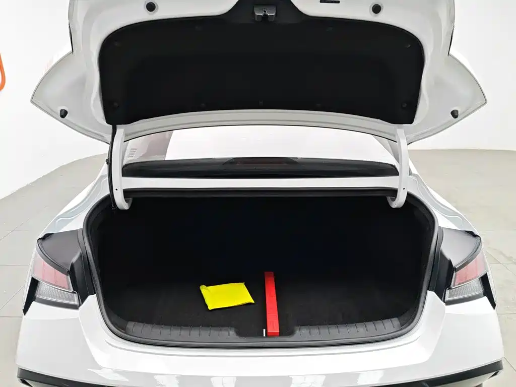 Hyundai Elantra 2023 — фото 16